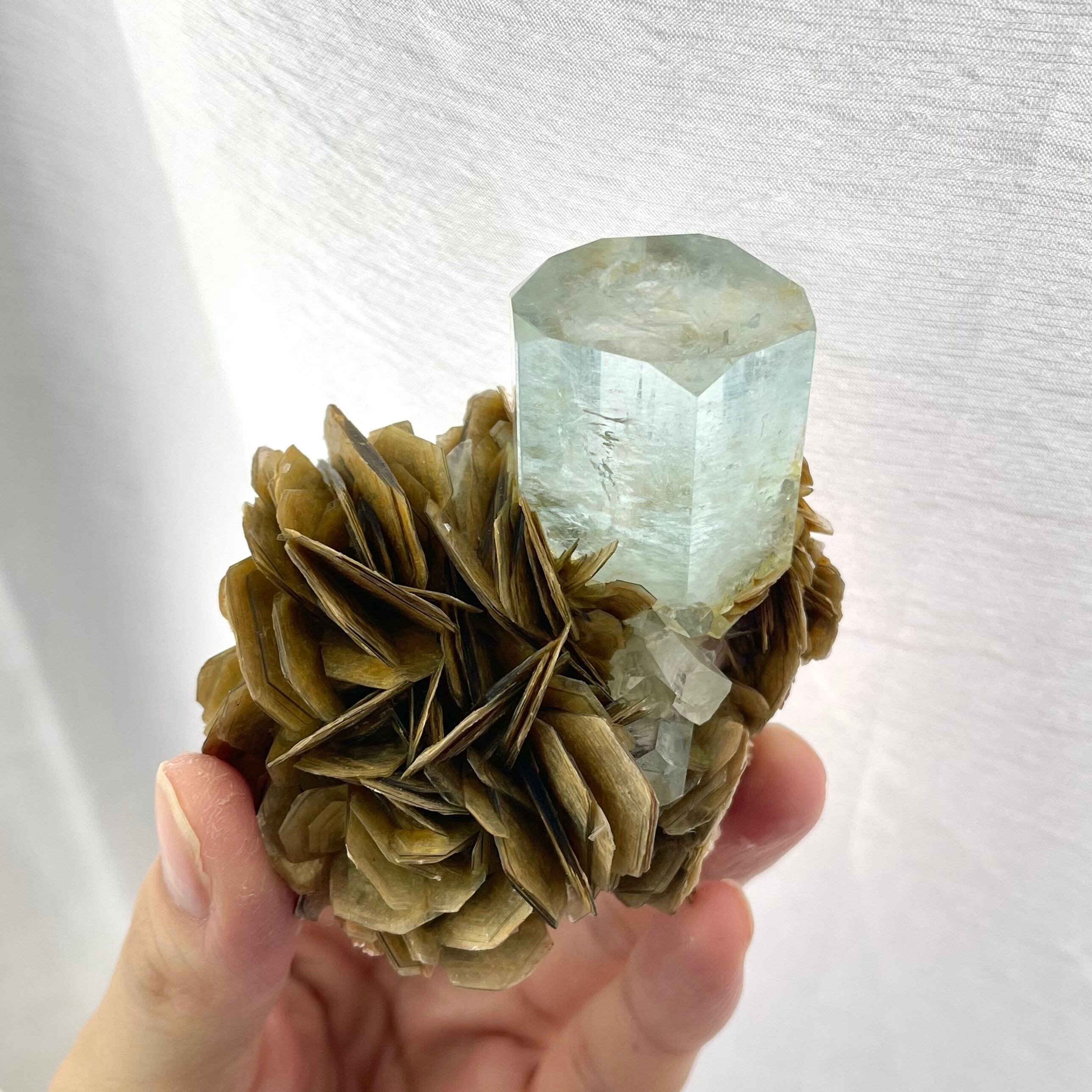 アクアマリン / マスコバイト 【Aquamarine with Muscovite