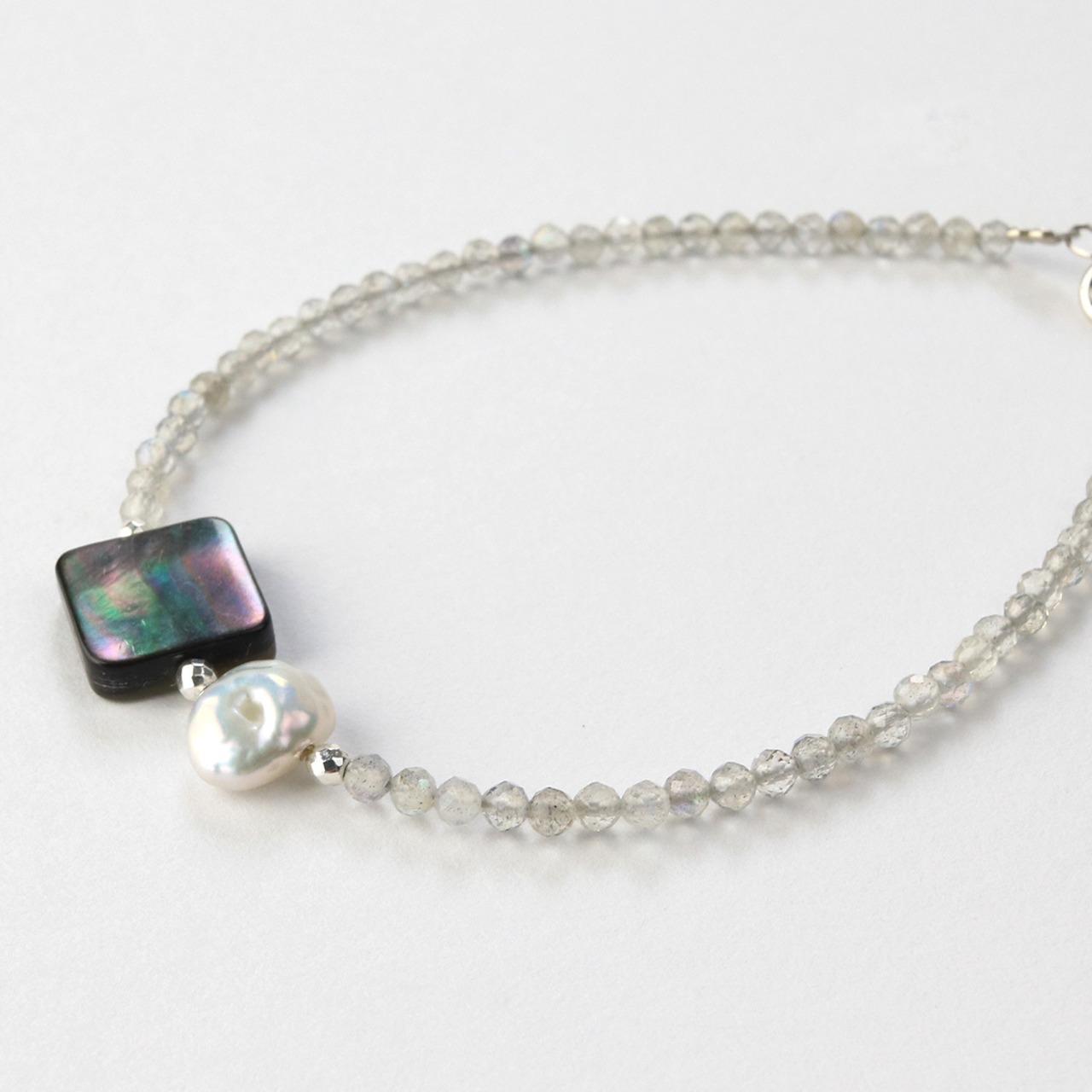 虹色の遊色効果が素敵！ ラブラドライト & パール & シェル シルバーブレスレット br1009