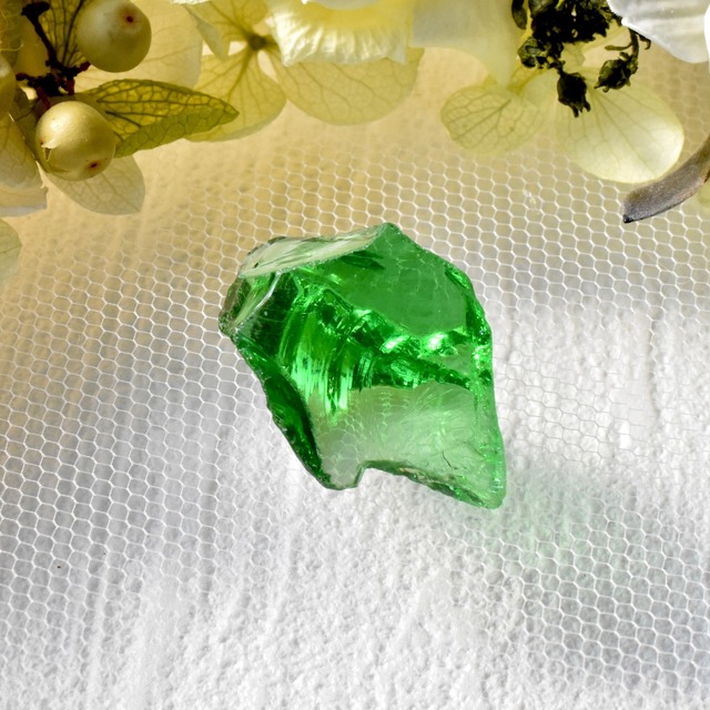 インドネシア産アンダラクリスタル原石 エメラルドグリーン D