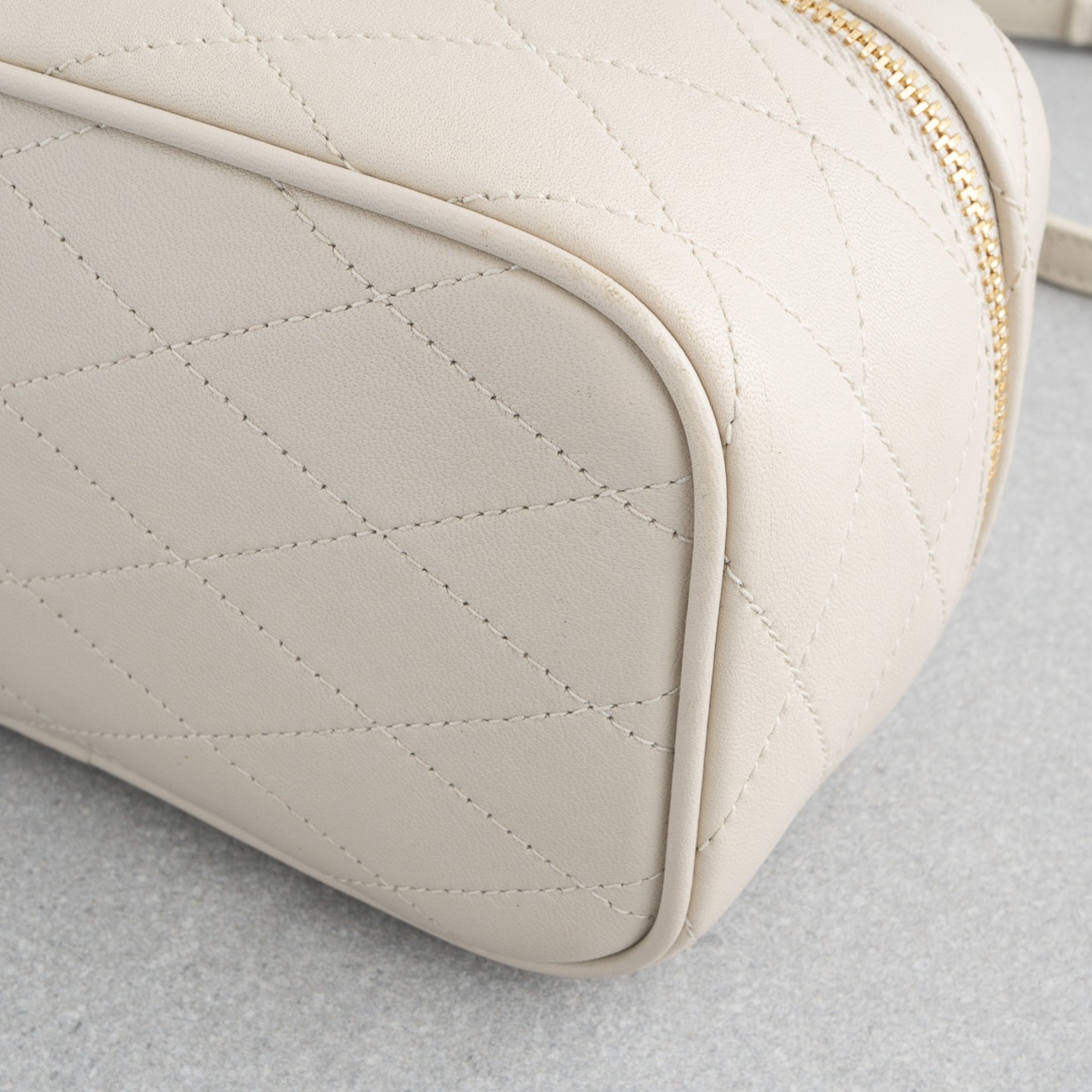 サンローラン イーストウェスト バニティバッグ ホワイト レザー