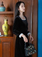 【0077】Elegant Lace Velvet Long Sleeve Dress