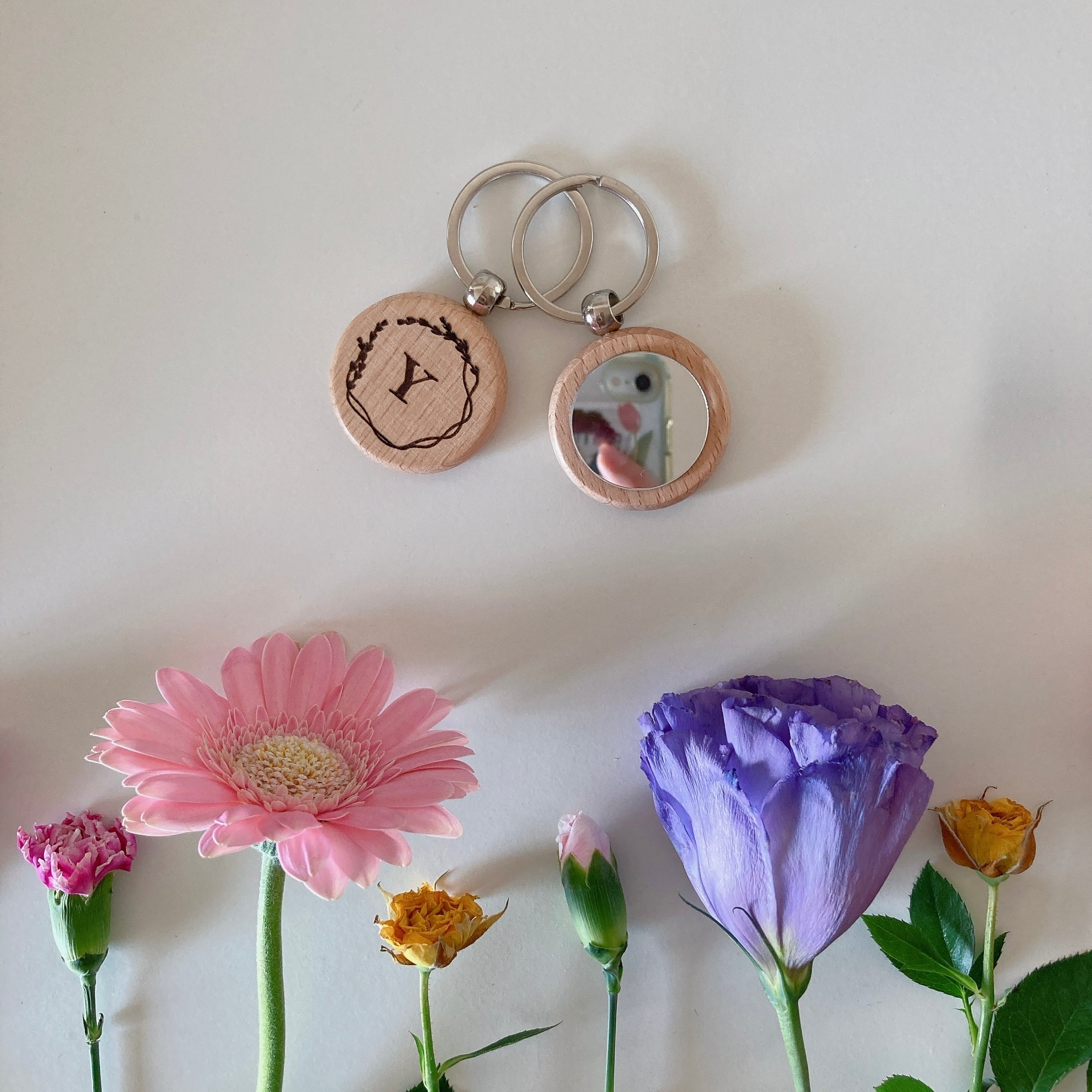 イニシャル キーホルダー 】名入れ ミラーキーホルダー 木製