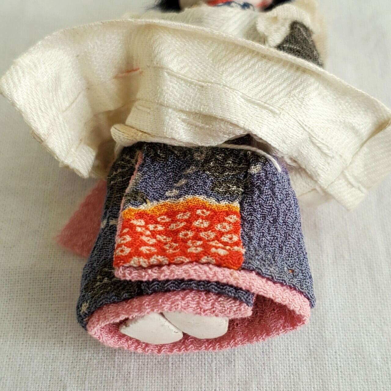 磁器人形 エプロン姿の女の子 | アンティーク雑貨・家具・骨董品