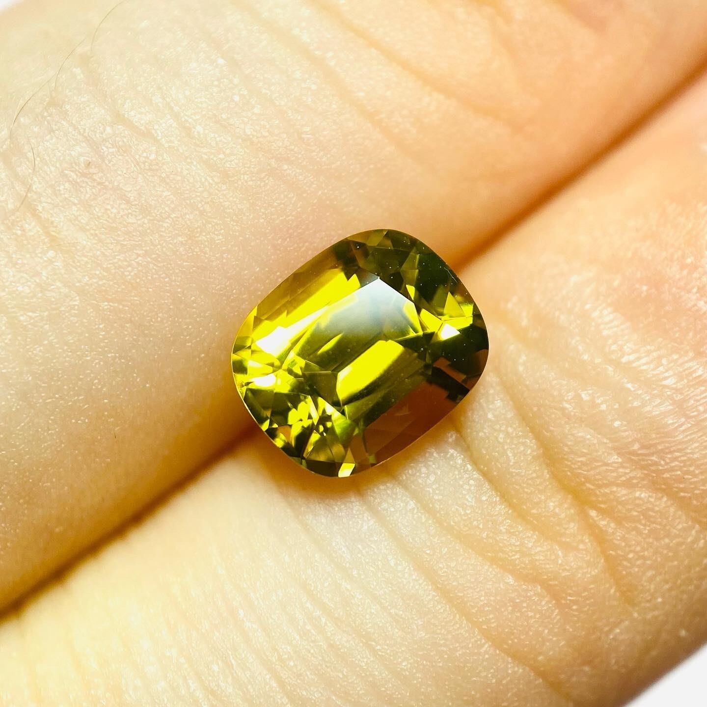 元気一発！鮮やかイエロー　マリガーネット