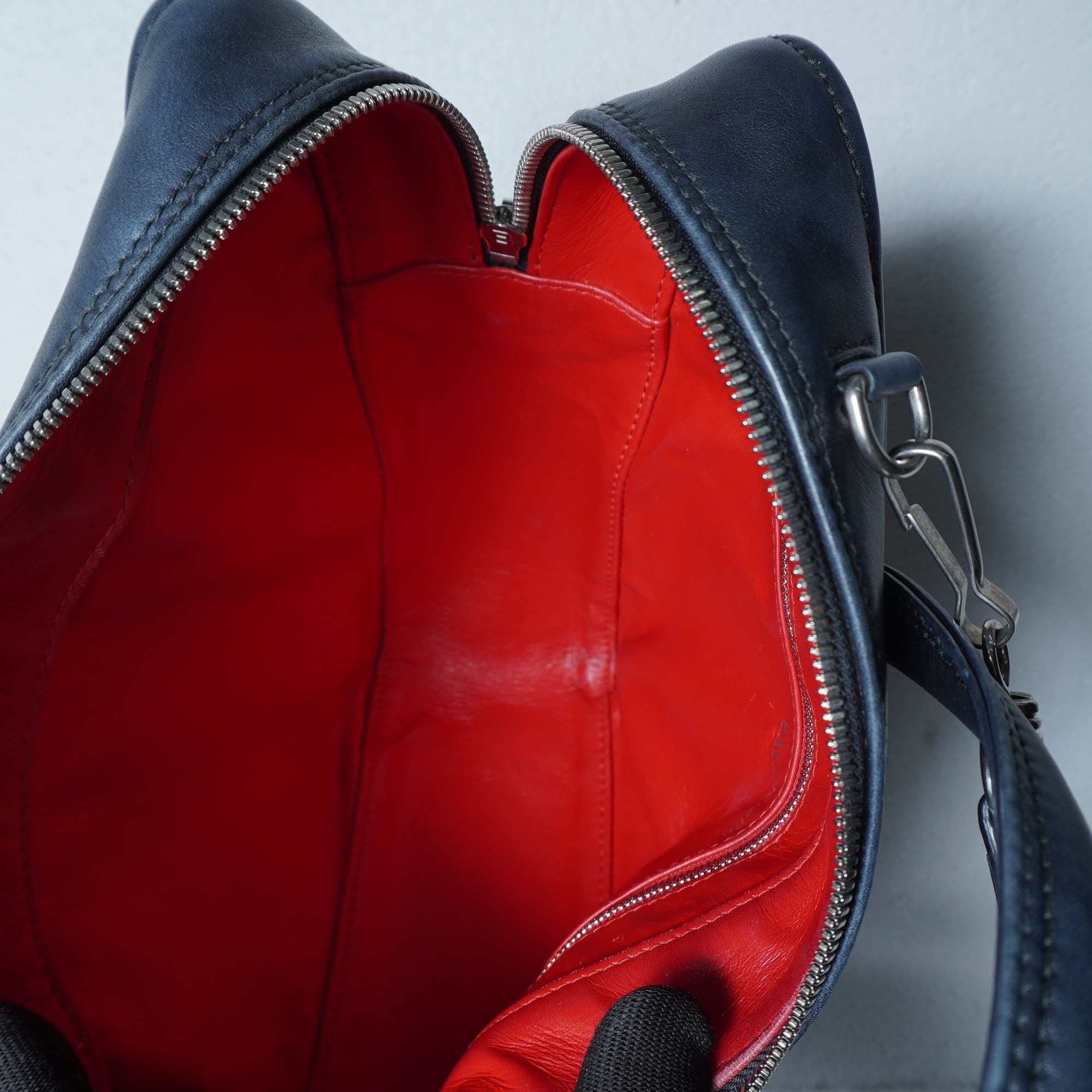 BALENCIAGA】バレンシアガ ロゴ入 トライアングルレザーショルダー