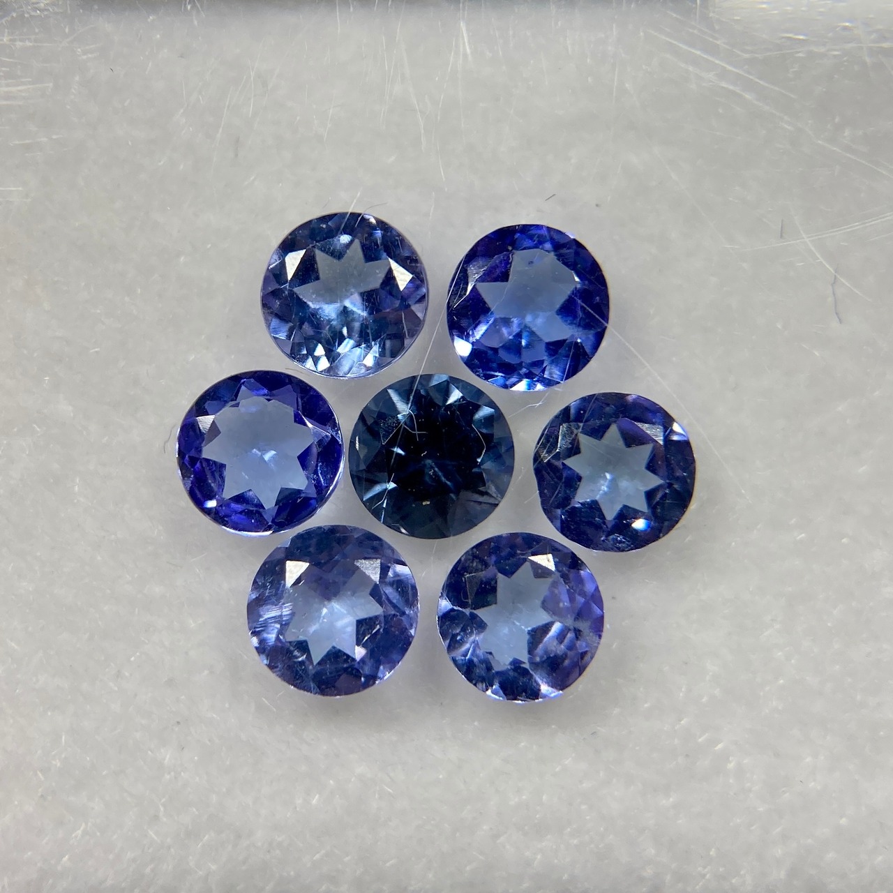 タンザナイトとスピネルの花  約3.2-3.3mm r-0429