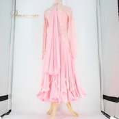 社交ダンス 衣装 スタンダード ドレス ワンピース パーティドレス レディース オールシーズン ピンク系 準正装 デモ レース 花柄 チョーカー 華やか 優雅 繊細 シック 二重スカート ボリューム おそろい チョーカー フェミニン ロマンティック 結婚式 発表会 ダンスイベント エレガント 着心地良い おしゃれ モダン フルフレア 流行 レディス 着用シーン多様