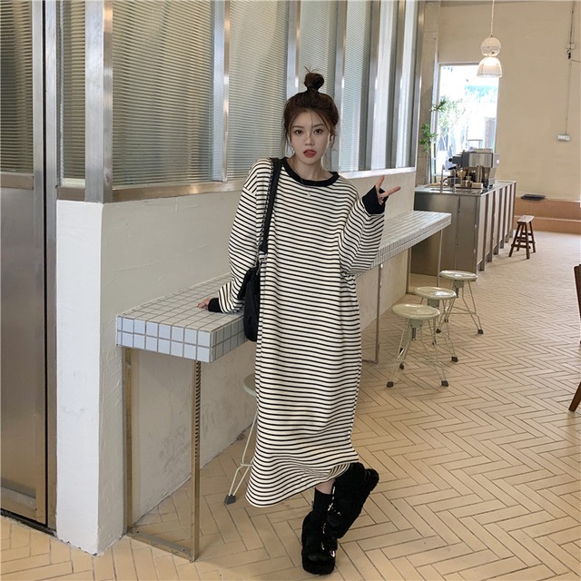 【送料無料】2色 ストライプ ワンピース レディース 膝丈 長袖 ボーダー スリット Tシャツ ワンピ 秋 冬 スリット トリム バイカラー レトロ 可愛い カジュアル 大きいサイズ 2XL 部屋着 ルームウェア ワンポイント ロゴ 黒 白 ブラック 赤 レッド ミモレ丈 ミドル丈 襟なし 五分袖 袖あり ゆったり リラックス クルーネック シンプル ルーズ ドロップショルダー 10代 20代 30代 韓国 ファッション お揃い 普段着 デート お出かけ 休日 公園 マリンルック 海外 db4166