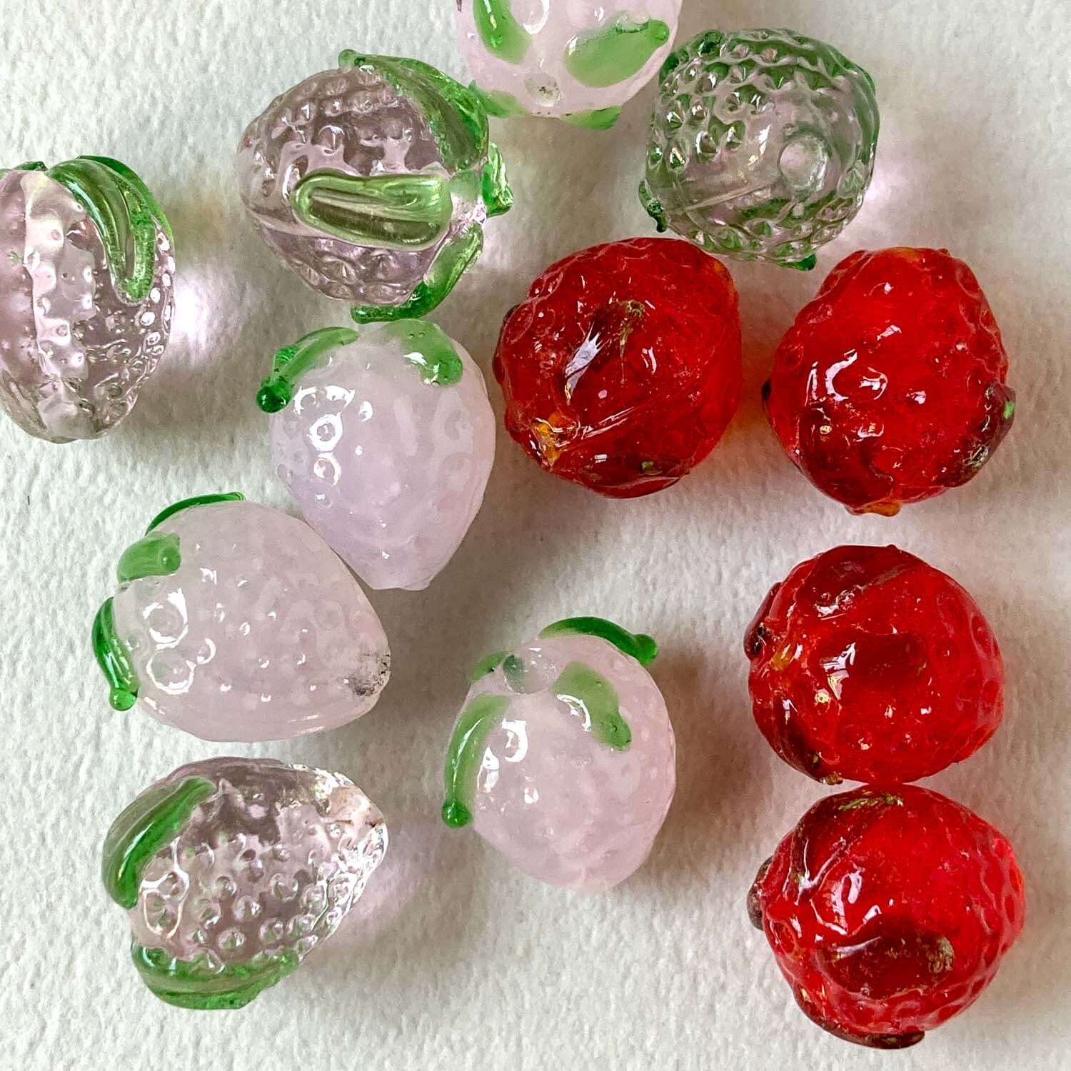 新色追加〉いちごのガラスビーズ | Dua-アクセサリーパーツショップ