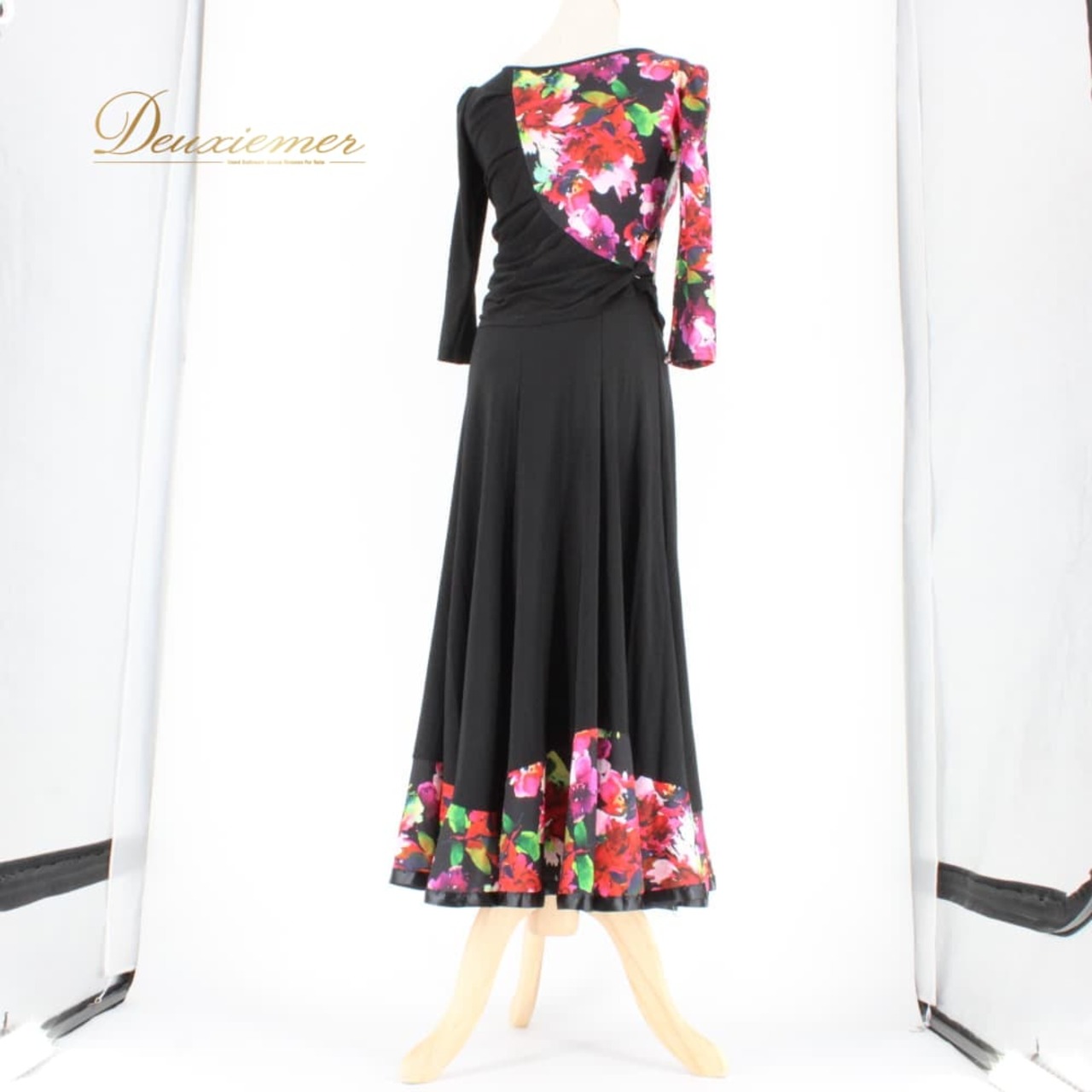 社交ダンス 衣装 スタンダード 上下セット ツーピース レッスンウェア パーティ衣装 Leirena ブラック系 レッド系 ピンク系 パープル系 ブルー系 グリーン系 イエロー系 モダン 競技 ダンス トップス スカート ワンショルダー風 フラワープリント 花柄 変形デザイン アシンメトリー風 ブラック ベース レッド フレアスカート リメイク風 スカート裾フレア ダンスレッスン 練習着 発表会 ラテンダンスではない スタンダード用 ロングスリーブ カットソー伸縮性あり ウエストゴム 伸縮素材