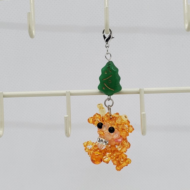 アンバーとクリスマスツリーチャームで彩る、かわいいトナカイの赤ちゃんビーズアクセサリー