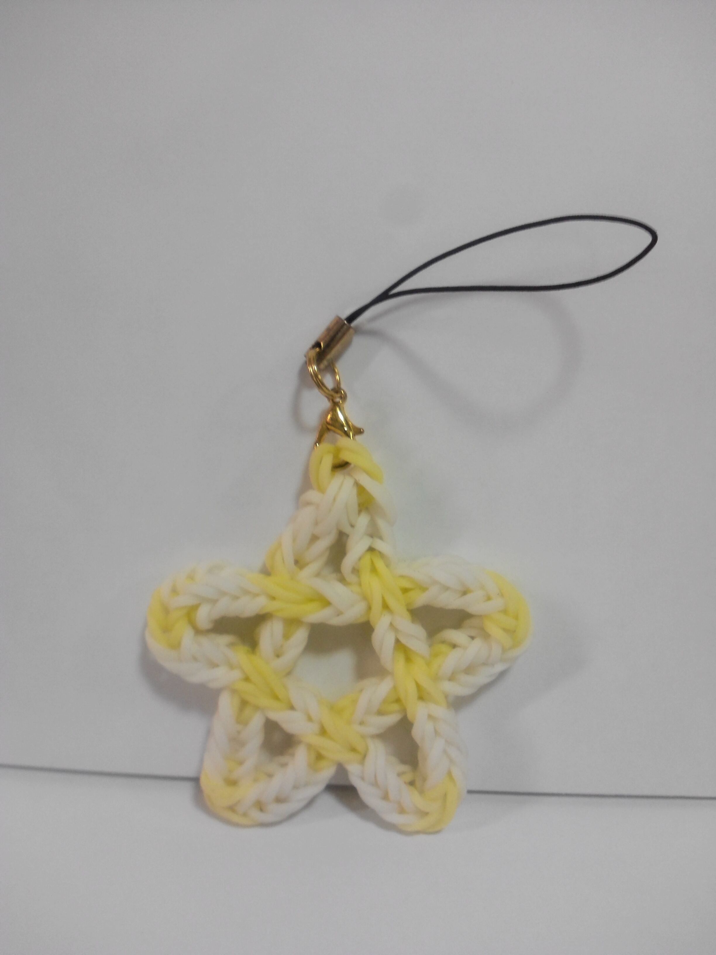 Rl No 001 レインボールーム 星のチャーム ストラップ ホワイト イエロー パールを使ったかわいいピアスのお店 ぽんこ堂