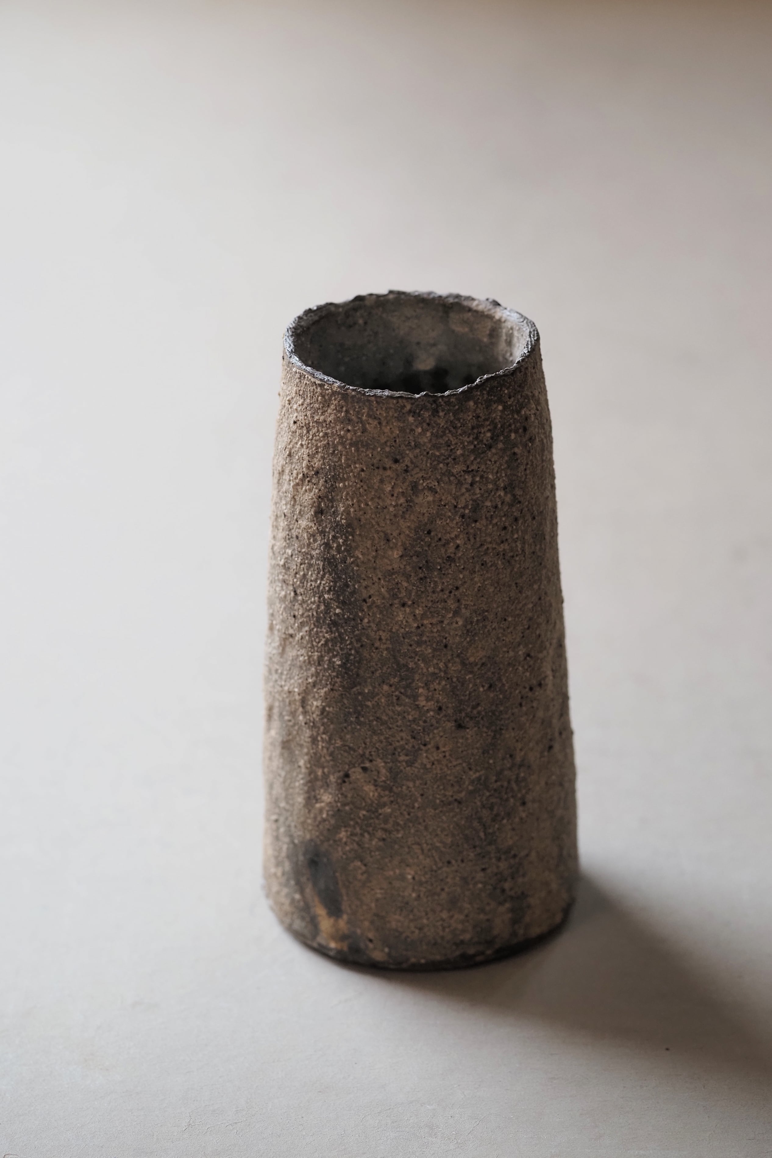 村上 躍 84. 白灰化粧花器 | 陶屋なづな