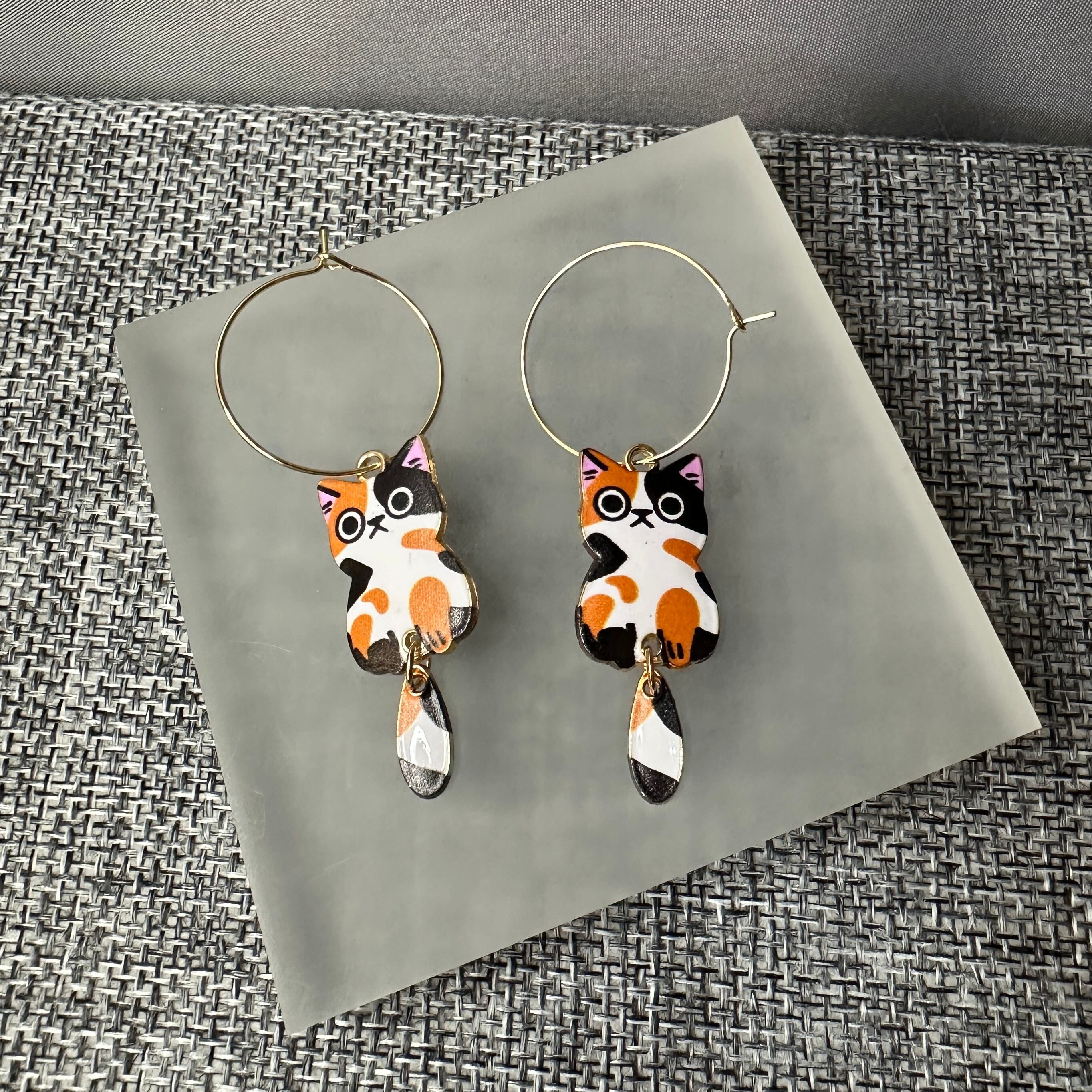 ピアス】送料無料 三毛猫 猫ピアス ゆらゆら ハンドメイドアクセサリー