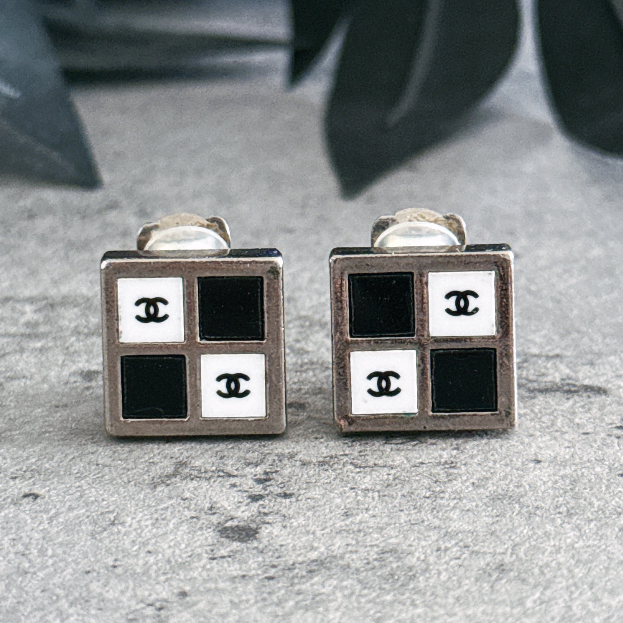 CHANEL / モノトーンスクエアロゴイヤリング | JVINTAGE ジェイ