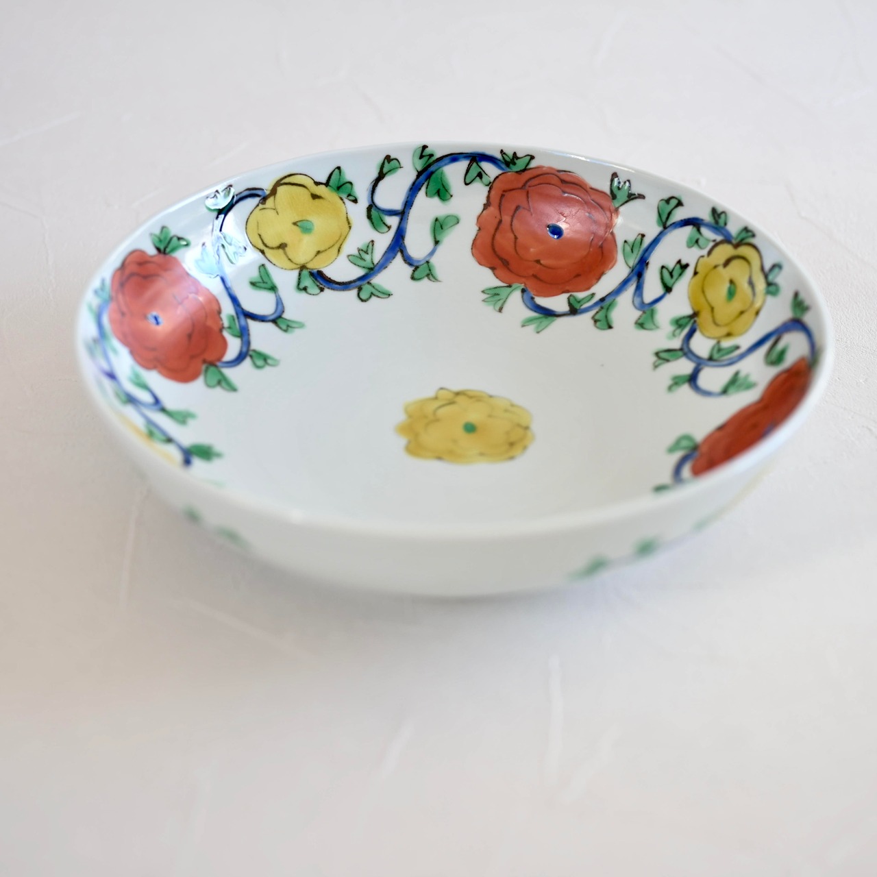 村田菜穂美作 「8.5寸浅鉢鉄絵花唐草もよう」[2104130000508]