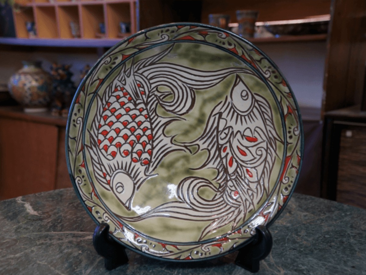 線彫り魚紋の尺皿（約30cm）【金城陶器秀陶房】 | 沖縄の工芸品 うぃー