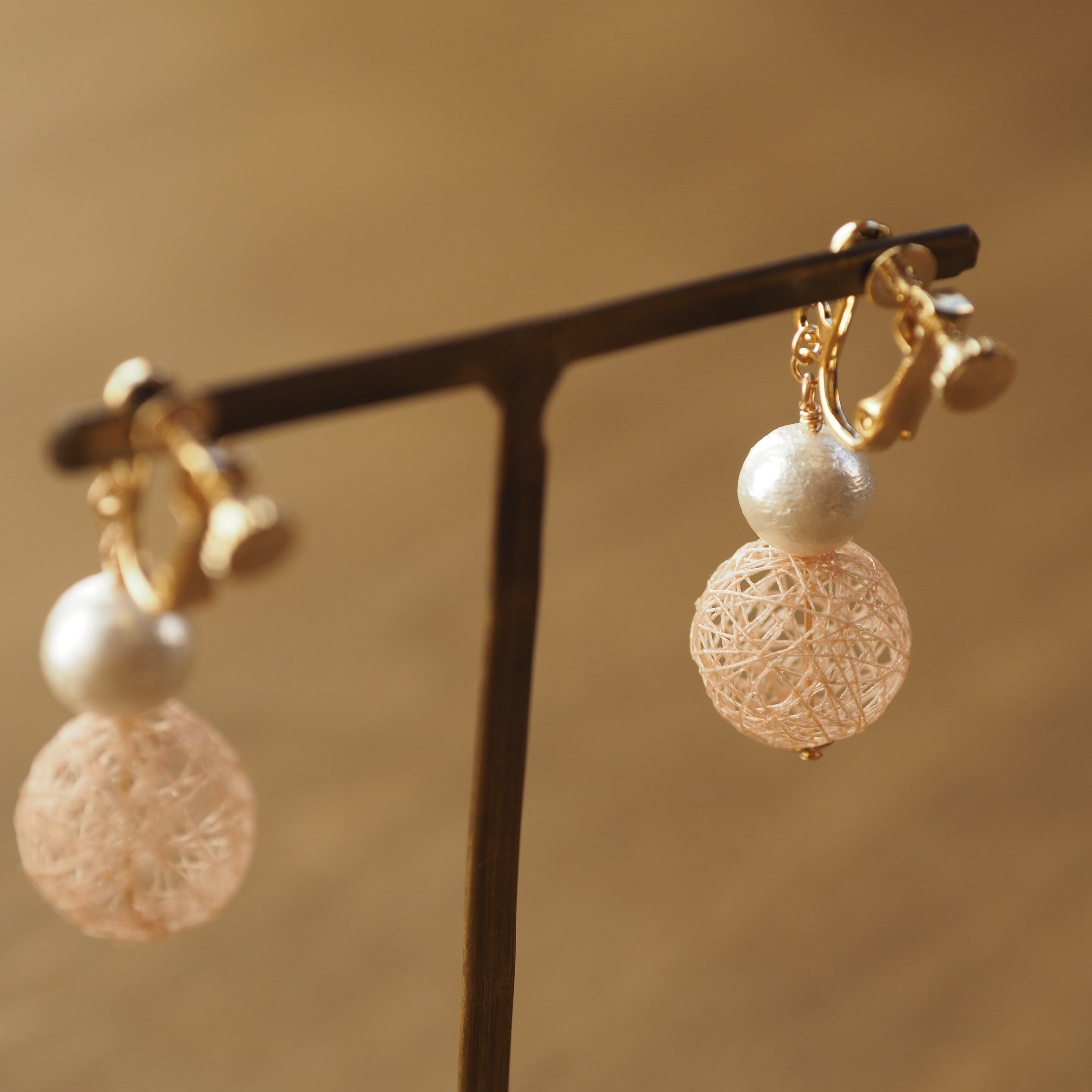 ひらり・糸玉 雪だるまピアス／イヤリング くすみローズ | ひらり the