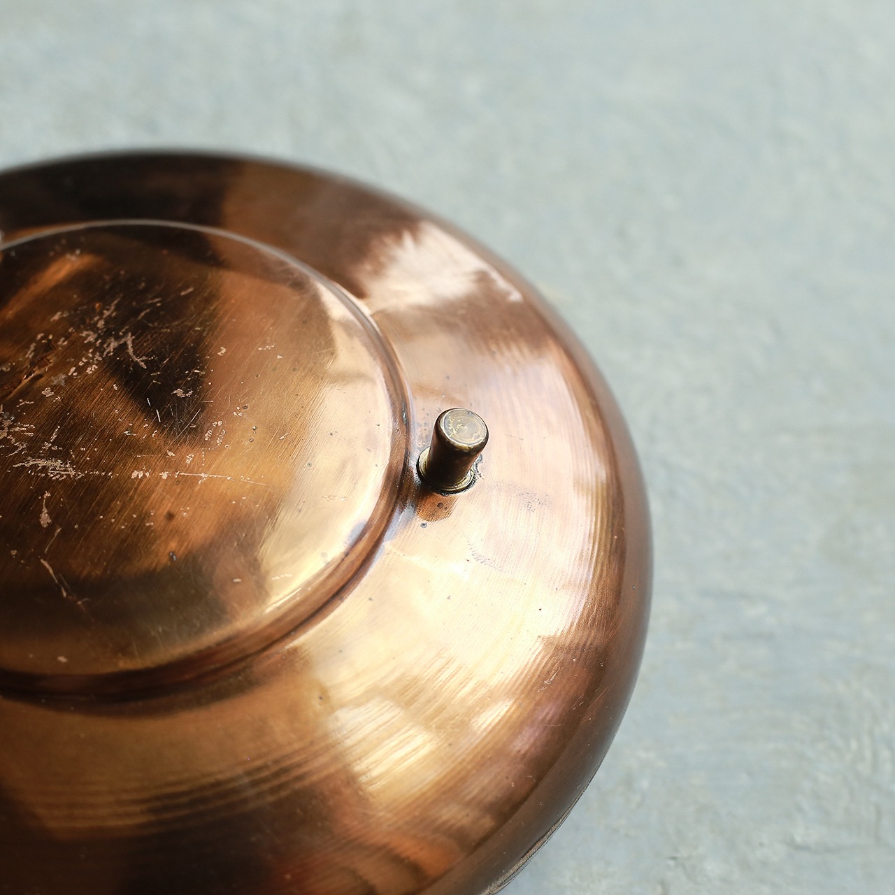 美しい模様の、銅の小物入れ 1