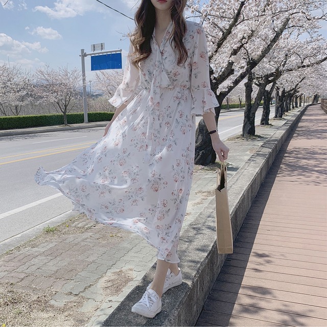花柄 シフォン ワンピース 膝下 ミモレ ミモレ丈 袖あり 半袖 5分袖 五分袖 フレアスリーブ Vネック 襟なし フレア Aライン フリル リボン ハイウエスト かわいい 大人可愛い シンプル カジュアル 大人 おしゃれ お洒落 大人女子 主役級 小花柄 フラワー 春 夏 10代 20代 レディース 通勤 学生 通学 デート お出かけ 女子会 休日 旅行 着回し 普段使い 重ね着 韓国 韓国系 オルチャン ゆったり サイズ S M L XL 色展開 白 ホワイト 7491