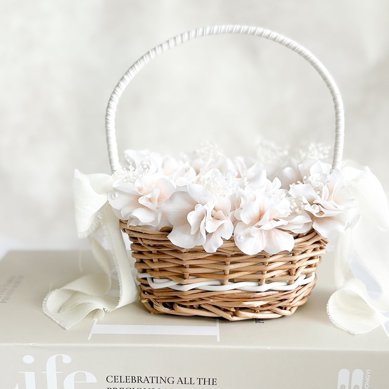 Oval  pink ring pillow basket （造花メイン）