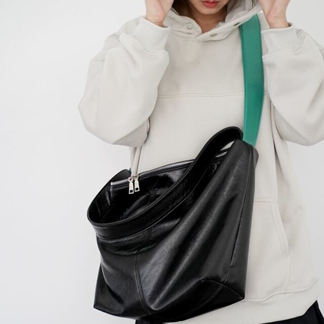 【予約販売】ショルダーバッグ 2WAY レザー ブラック グリーン 大容量 斜め掛け こなれ感 旅行 通学 通勤 お洒落 韓国 大人可愛い トレンド