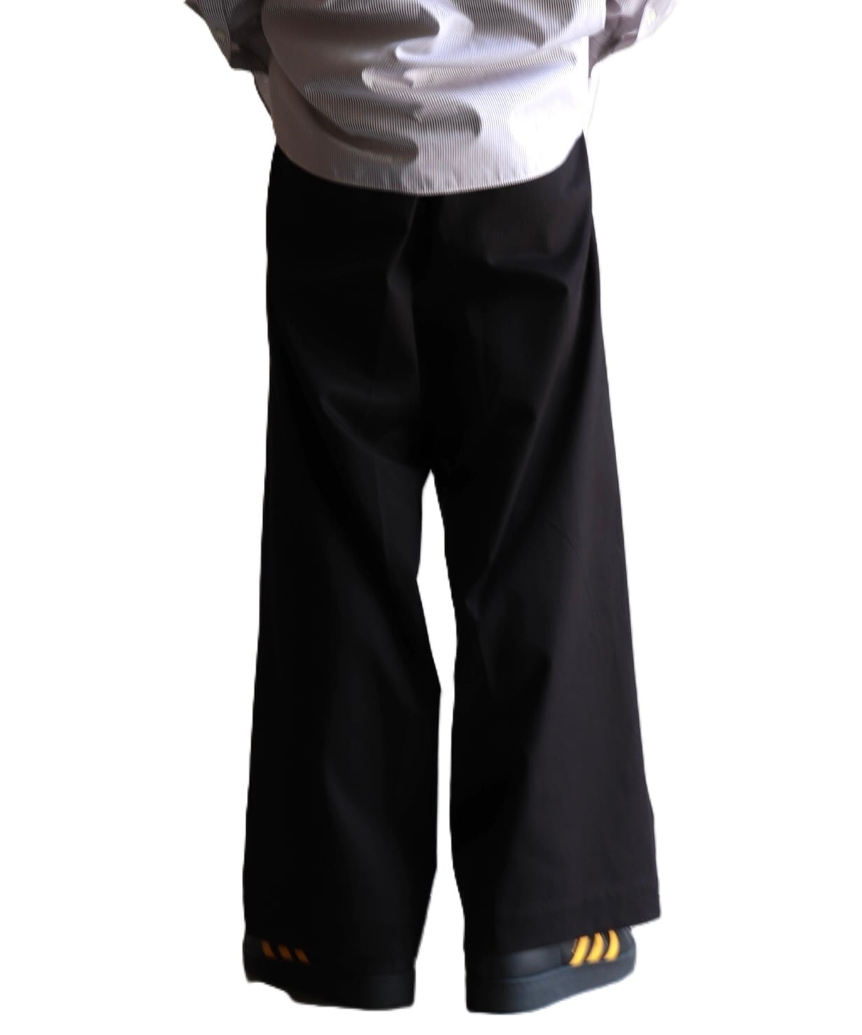 UNIVERSAL PRODUCTS. / 253-60502 2TUCK WIDE CHINO TROUSERS (BLACK