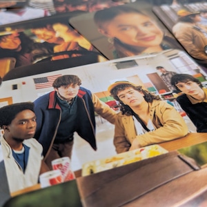 【 Stranger Things ( ストレンジャー・シングス ) 】LOMOカードセット(LOMO CARD:60PCS / STICKER:32PCS) 〚アメリカン雑貨 アメトイ〛