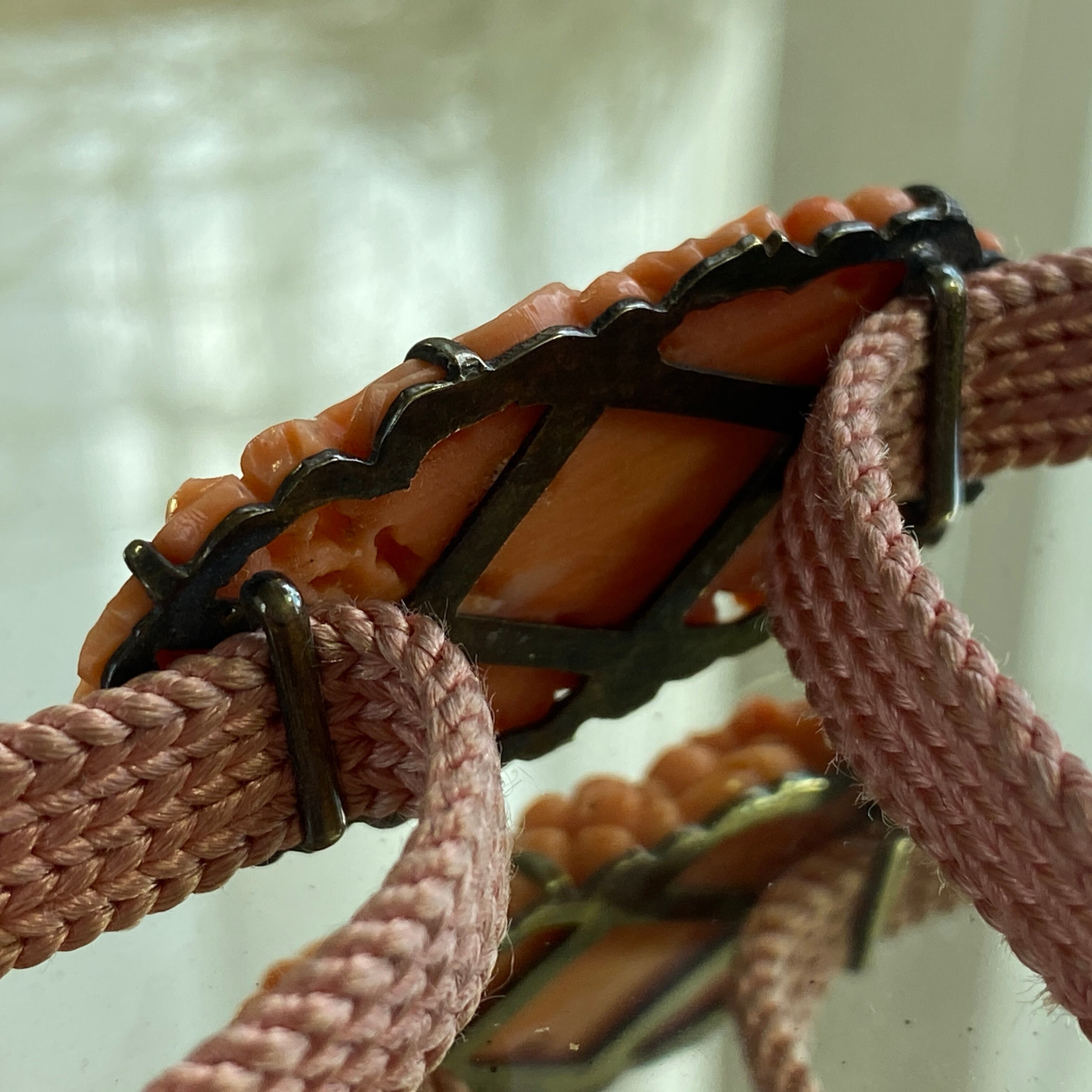 アンティーク　本珊瑚　可憐な葡萄の実の帯留め（時代紐付き）