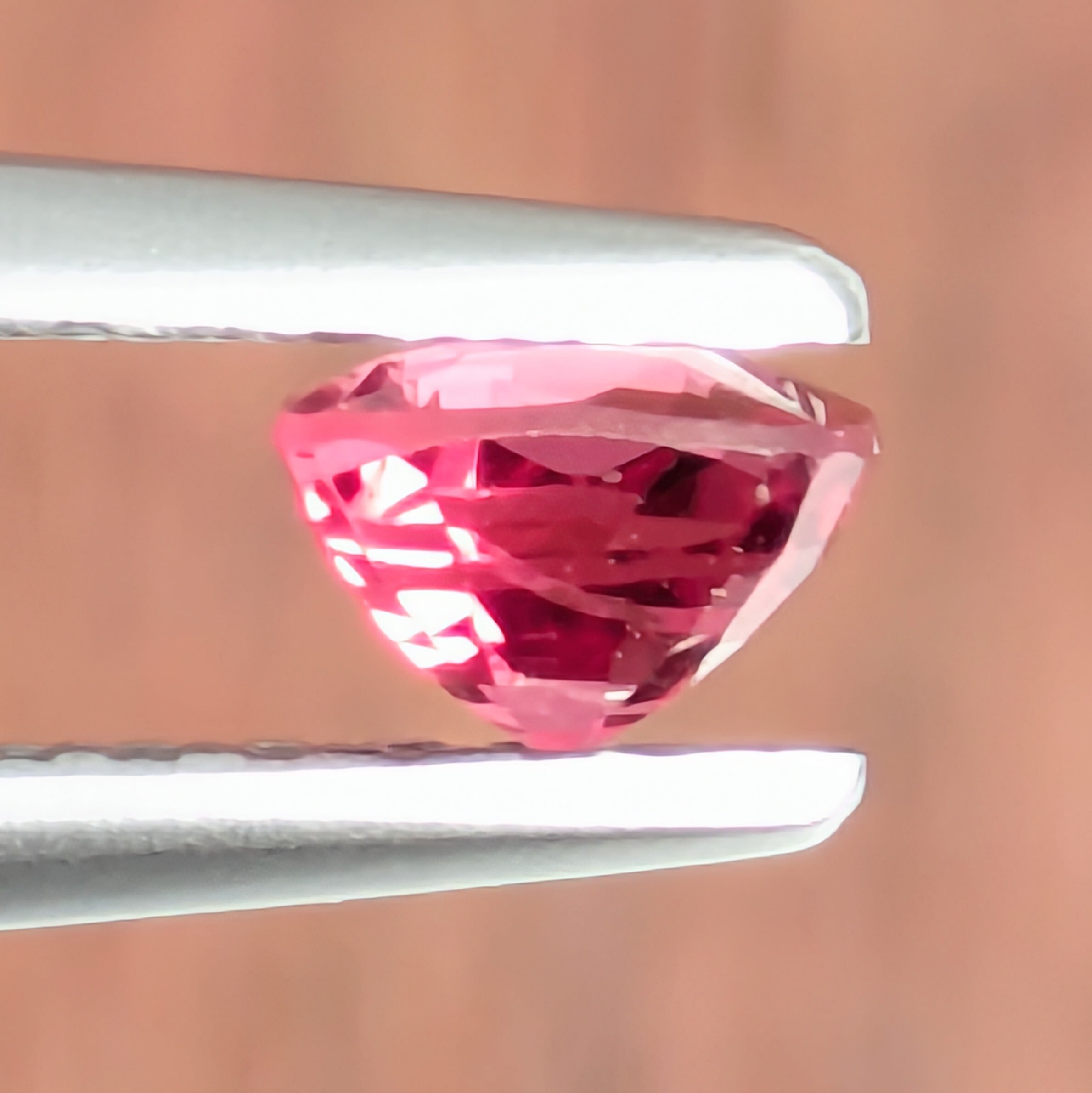 ホットピンクスピネル ルース ミャンマー・モゴック産 【0.35ct
