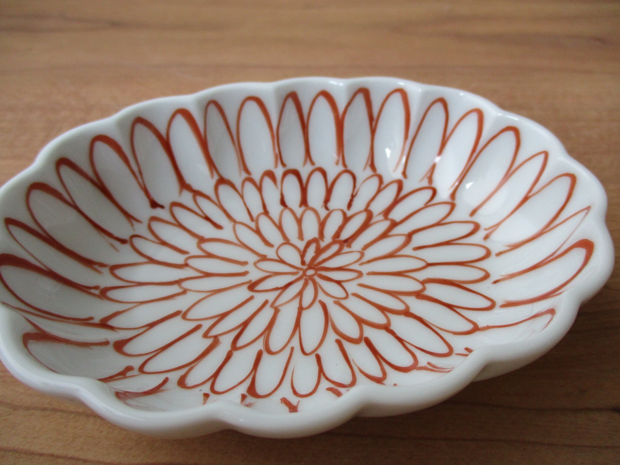 菊（赤）菊形小判豆鉢【有田焼】 | 有田焼や心器