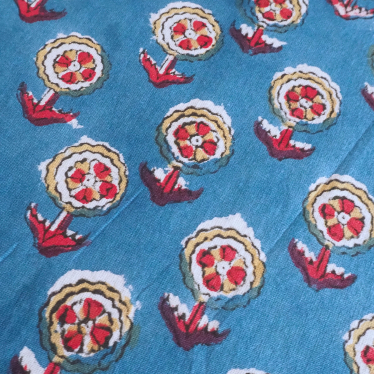 ブロックプリント生地【50cm単位】インド綿 小花柄 ブルー×赤ー×ベージュ #56425-BL2