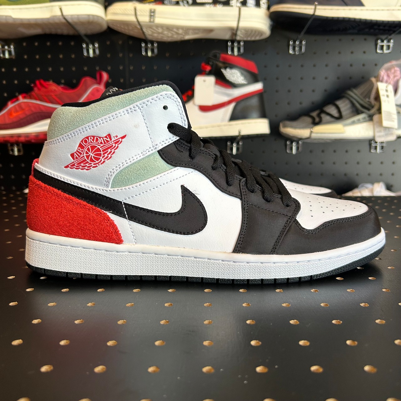 NIKE AIR JORDAN 1 MID SE "BLACK/RED/WHITE" US11/29cm