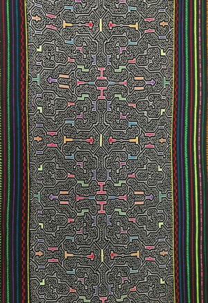 刺繍大判03黒　腰巻き　150x70 AAA　フリーハンドの手刺繍　先住民族の民族衣装　天然素材の工芸布　テーブルコーディネート　タペストリーShipibo シピボ族