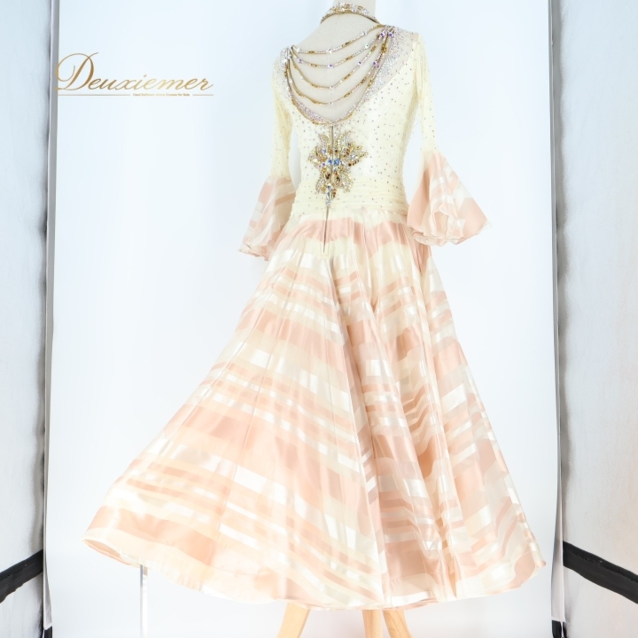 社交ダンス 衣装 スタンダードドレス スタンダード ドレス ファー ワンピース サーモン 縞 ストライプ ピンク系 ホワイト系 フロート レース デモ 競技 ダンス パーティ ゴールド 綺麗 珍しい アイボリー系 柔らかい 明るい 色味