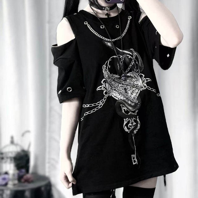 鎖に囚われた心臓 オフショルカットの地雷系Tシャツ