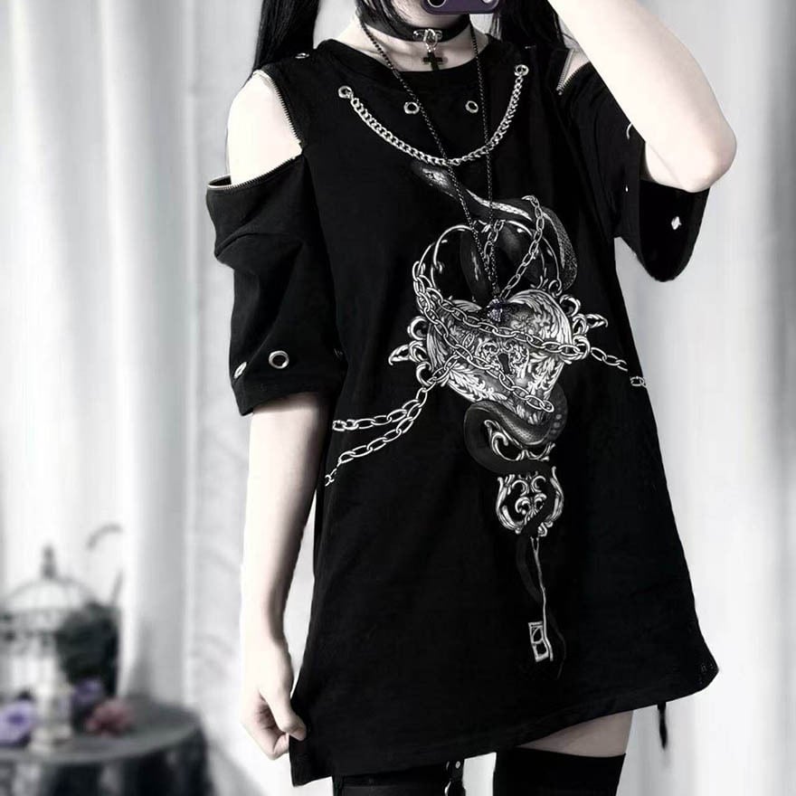 鎖に囚われた心臓 オフショルカットの地雷系Tシャツ