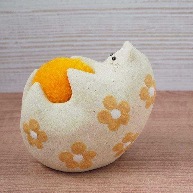 オリジナル陶器猫「ねこのひげ枕」 へそ天タイプ 親ねこ 黄花柄 | Dela猫