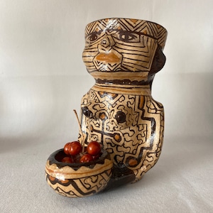 ウカヤリの女性　素焼き　シピボ女性型、筒状の焼き物　シピボ族の工芸　民芸
