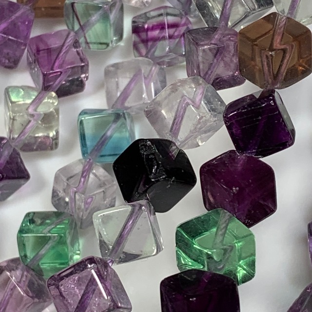 キューブ型フローライト連材