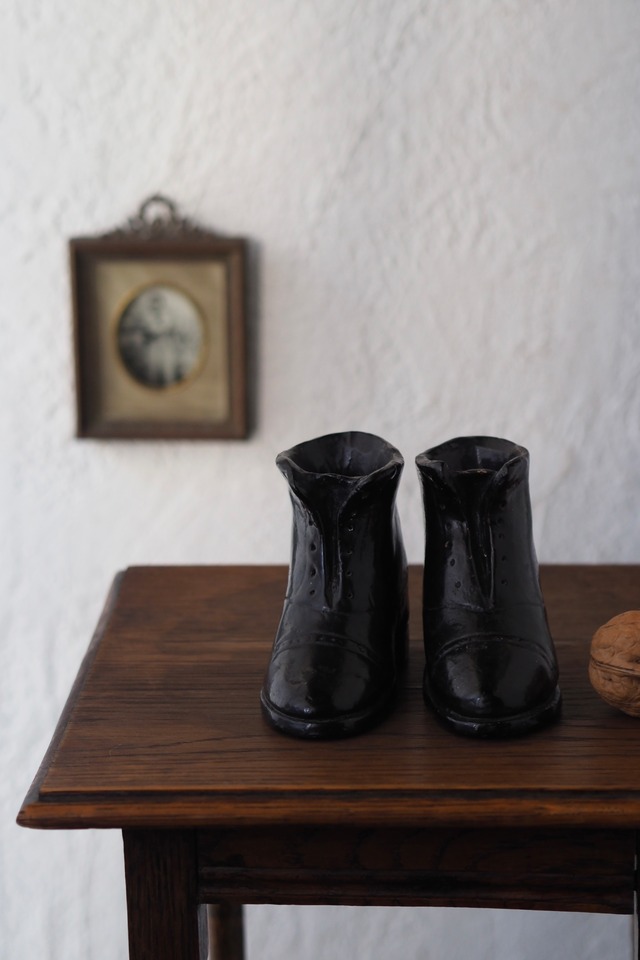 陶器の黒い靴-antique pottery pair shoes