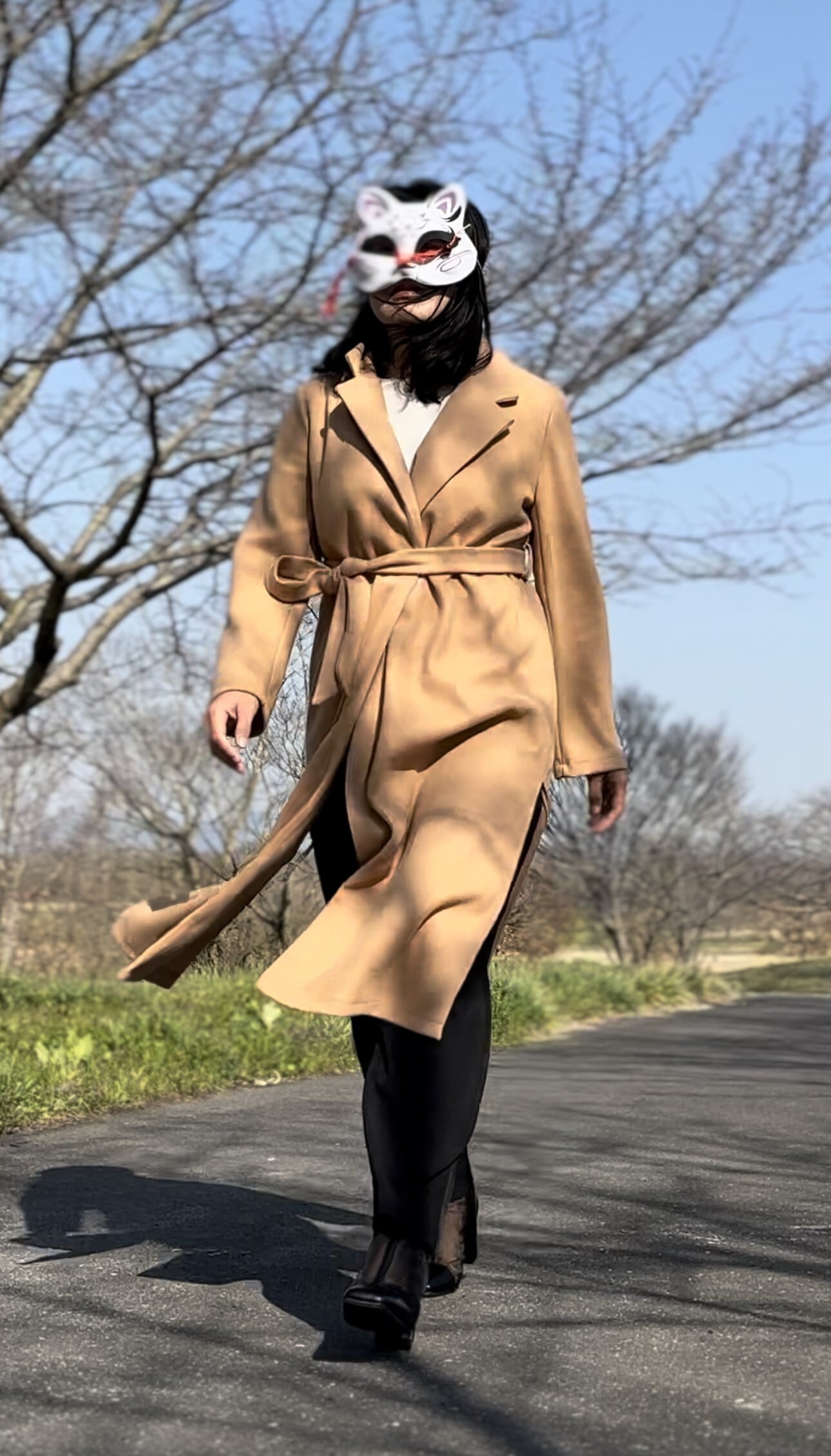 レディースキャメルテーラードロングコート、ボタンなしベルトで絞る