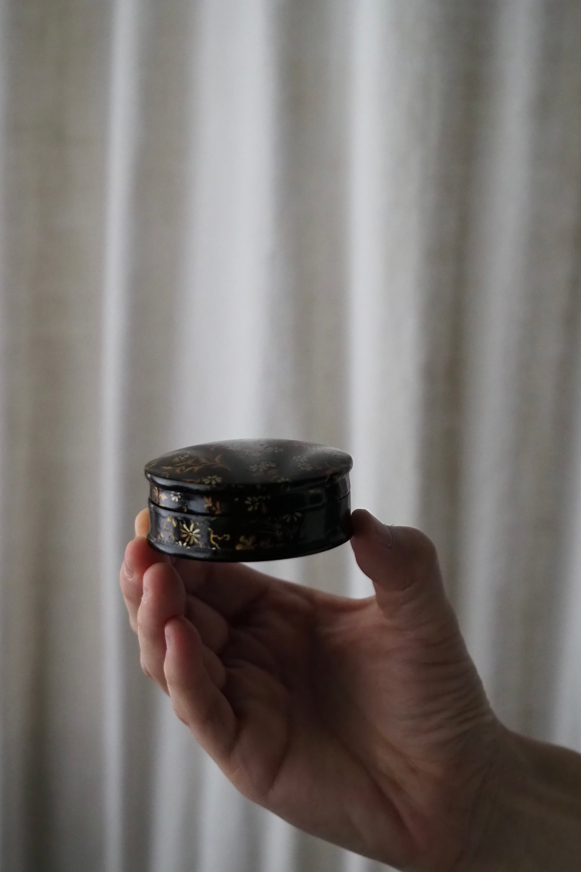 菊花があしらわれたパピエマシェケース-antique papiermache case