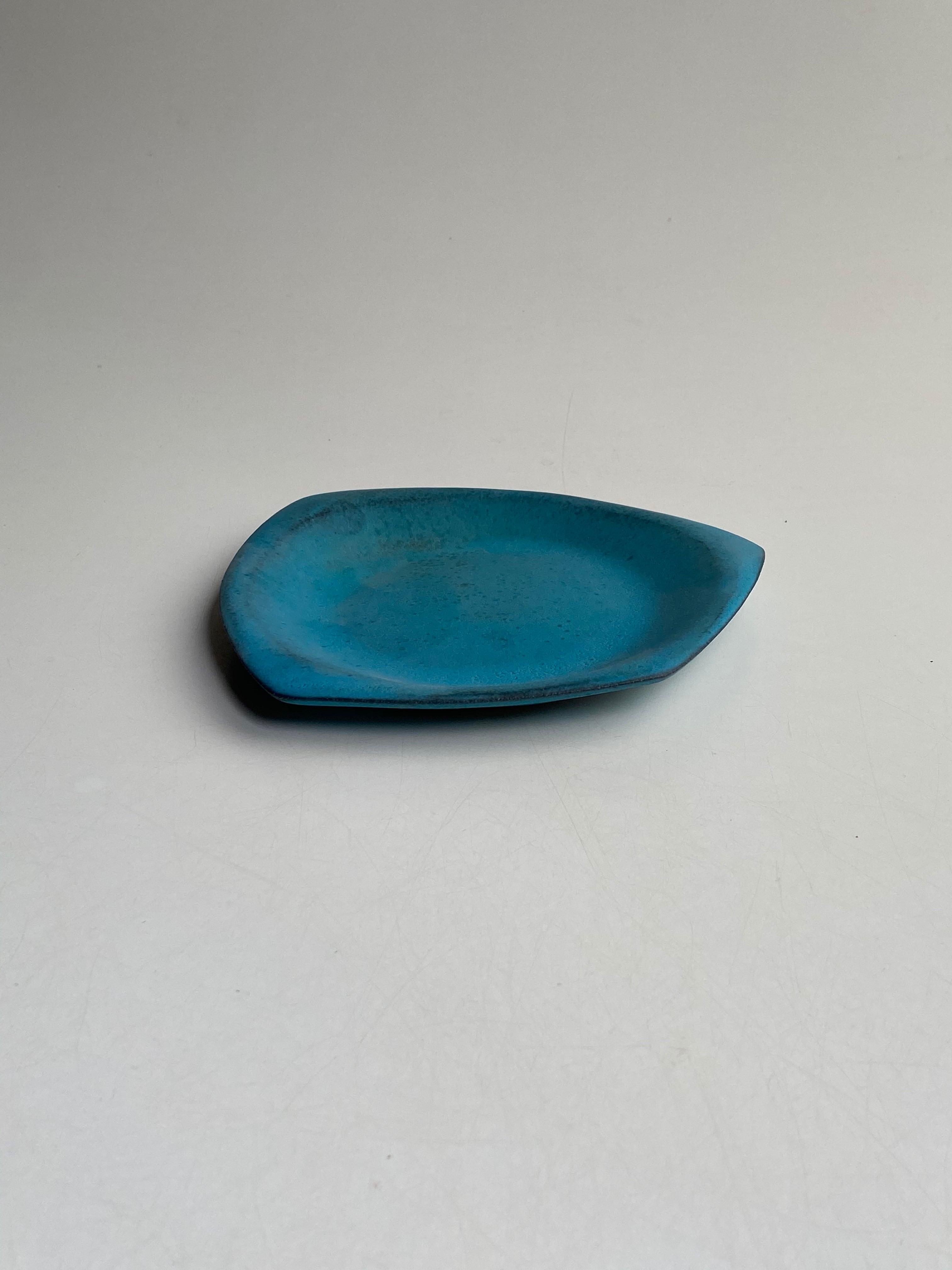 ターコイズブルーランチプレート（小） / レンジ・食洗機可 / wb-8　和食器 おしゃれ お皿 変形 珍しい スタイリッシュ おうちカフェ 個性的 ケーキ皿 パーティ ターコイズ 皿 ブルー 青  直径約最長18cm  ギフト プレゼント 食器 器 陶器 丹波篠山