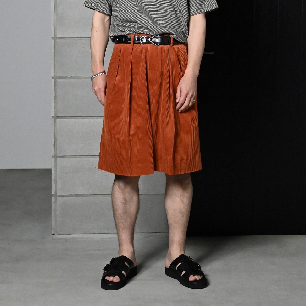 INTERIM(インテリム)WIDE COTTON SUMMER CORDUROY DEADSTOCK FABRIC ２TUCK BUTTON SHORTSコーディネート