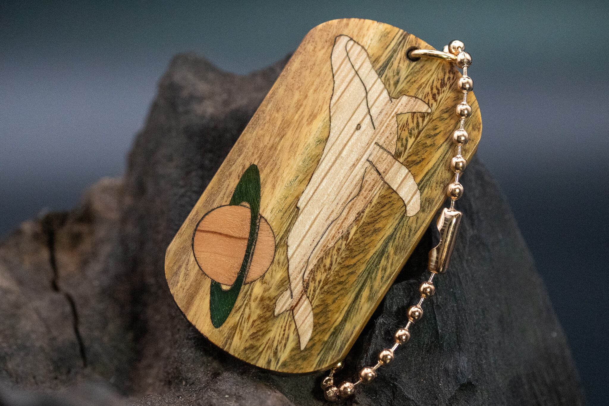 【翡翠の木】パロサント ツートン ドッグタグ 象嵌 勇魚と惑星