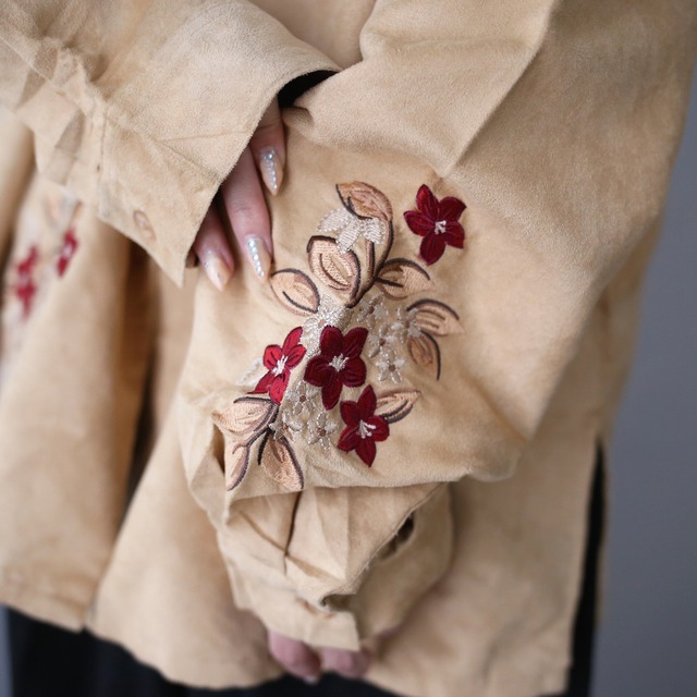 "刺繍×花" front and sleeve design loose silhouette fake suede shirt