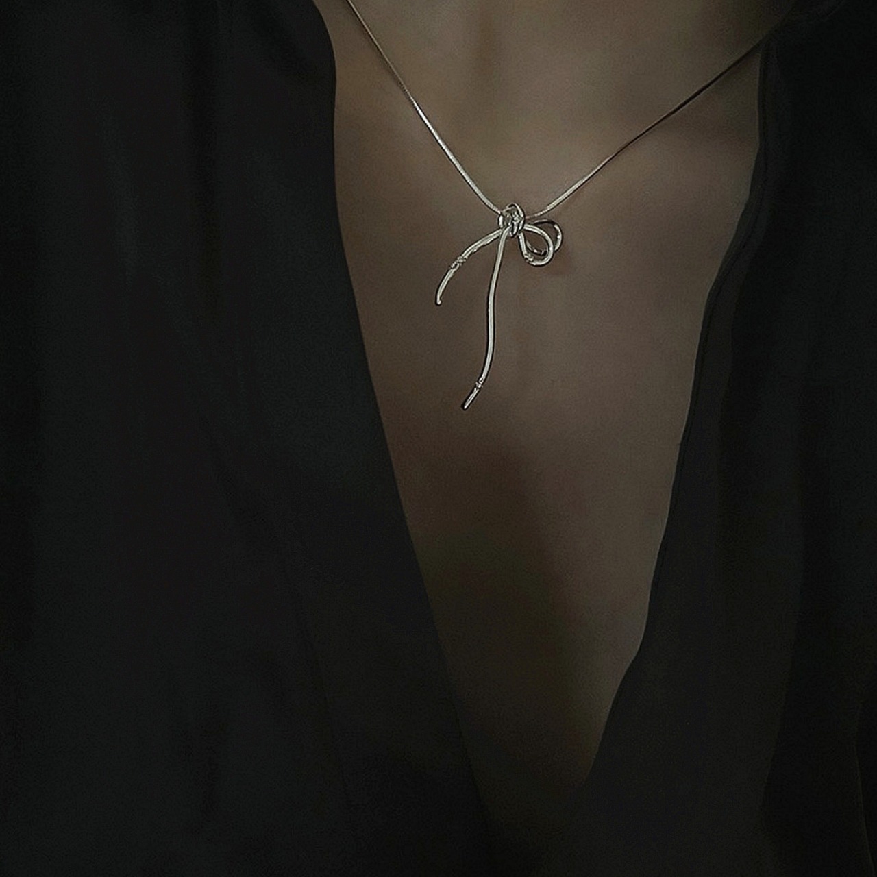 Ribbon Motif  Necklace  T4054