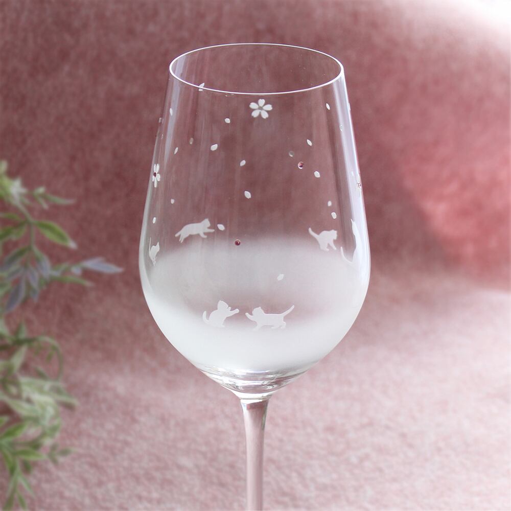 猫モチーフのワイングラス【桜舞う季節／ワイングラス】 ☆名入れ加工