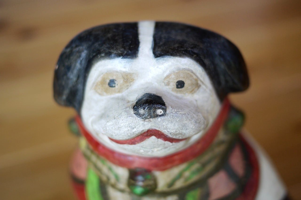 土人形 座り犬 狆 素焼胡粉泥絵具 羽衣前掛け飾り